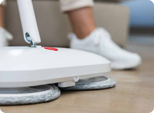 Vloer schoonmaken met een elektrische dweil